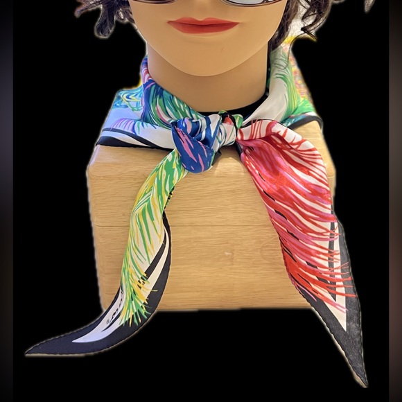 🔹🔸♦️Echo Fern Print Silk Diamond Scarf | Est. 42.5”L x 14”W - Picture 11 of 17